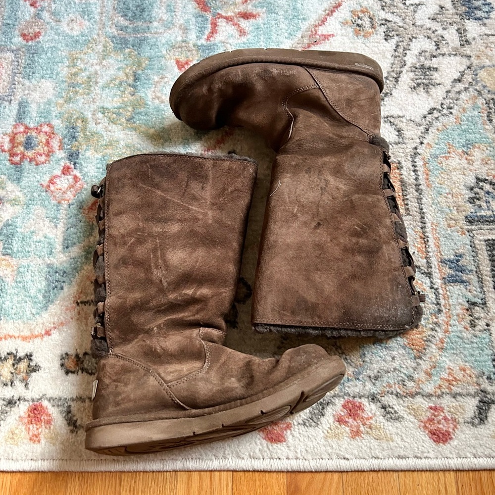 Brown fluffy UGGS boots bows on the back 
Brand: 
UGGS 

boots 

Size 6